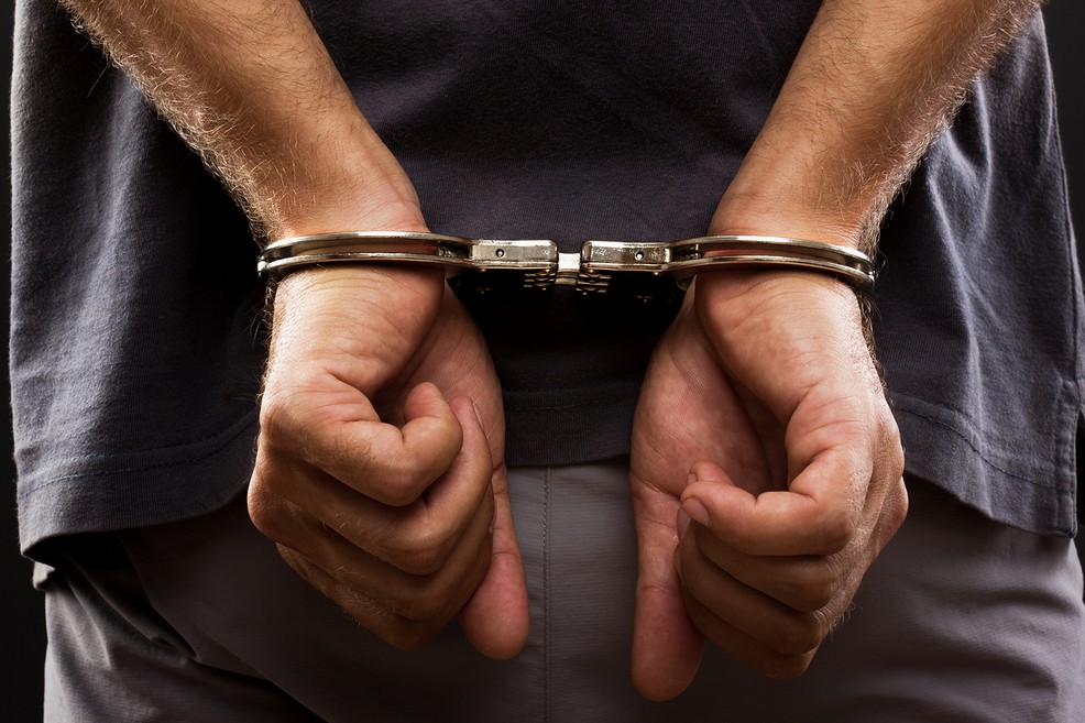 Dà in escandescenze e aggredisce vigile a Borgolavezzaro: bloccato e arrestato