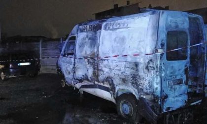 Auto e furgone a fuoco in corso Milano