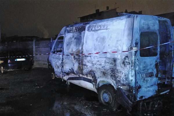Auto e furgone a fuoco in corso Milano