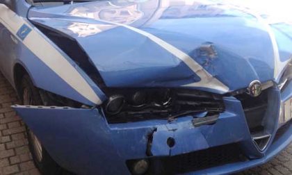 Non si ferma all'alt: inseguimento e pattuglia si schianta contro un palo