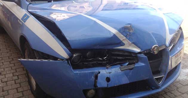 Non si ferma all’alt: inseguimento e pattuglia si schianta contro un palo