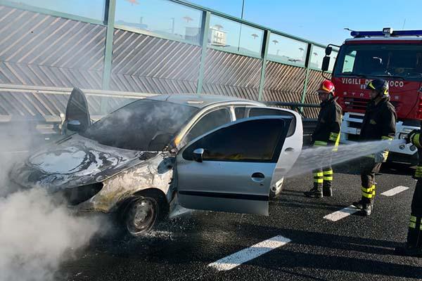 Auto prende fuoco in autostrada: è successo in A4