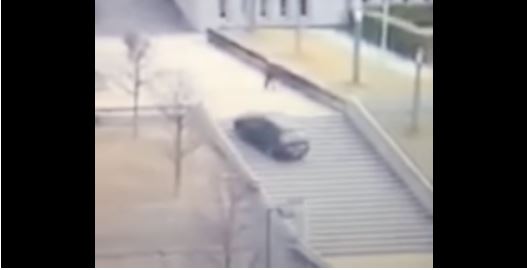 Auto sale la scalinata dell’ospedale: un video da non credere