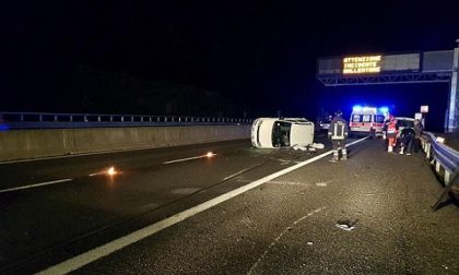 Auto si ribalta in autostrada e perde la benzina dal serbatoio