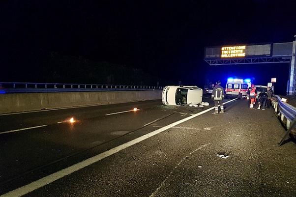 Autovettura si ribalta e perde benzina in A26