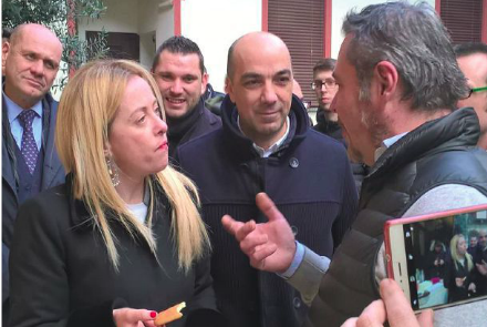 Bagno di folla per Giorgia Meloni a Novara