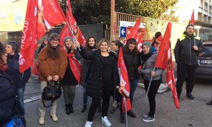 Basta ai soprusi", presidio davanti al Carrefour di via Perazzi