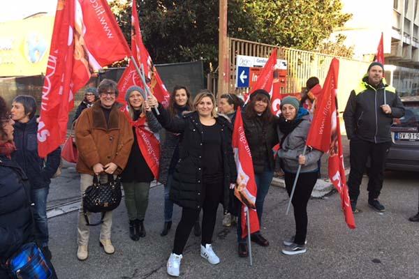 Basta ai soprusi”, presidio davanti al Carrefour di via Perazzi