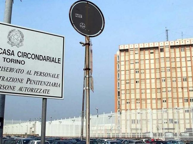 Detenuto pesta poliziotti in carcere a Torino