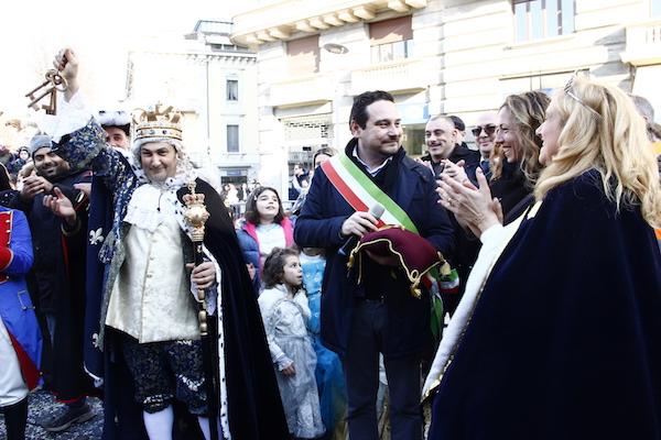 Carnevale novarese, consegnate le chiavi a Re Biscottino