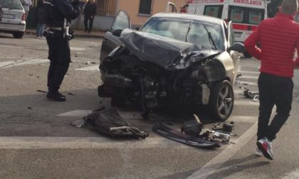 Incidente auto distrutta a Trecate