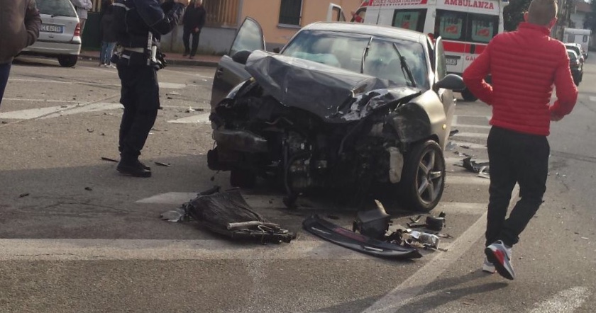 Incidente auto distrutta a Trecate