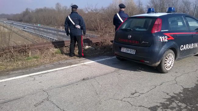 Lanciano sassi dal cavalcavia dell’autostrada: hanno 11 e 12 anni