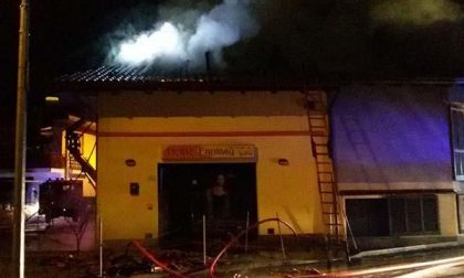 Fiamme da un tetto a Bogogno