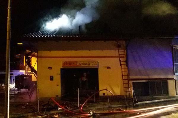 Fiamme da un tetto a Bogogno