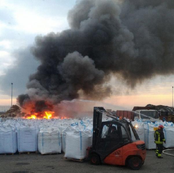 Fiamme da una ditta di riciclaggio gomma a Tornaco