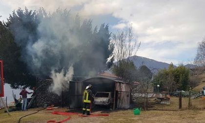 Fiamme da un'auto e da un box