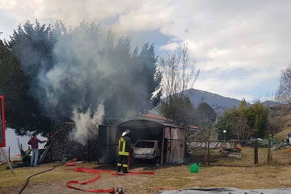 Fiamme da un’auto e da un box