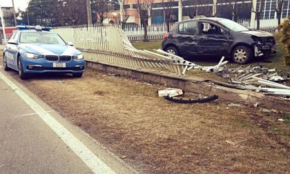 Fontaneto: autoarticolato taglia la strada a un'auto, che va a sfondare una recinzione