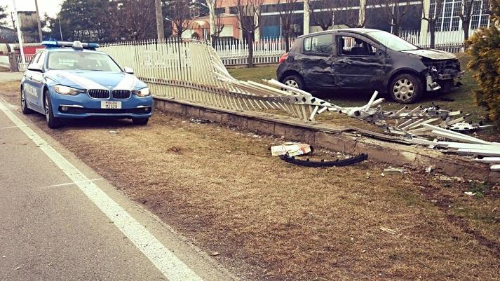 Fontaneto: autoarticolato taglia la strada a un’auto, che va a sfondare una recinzione
