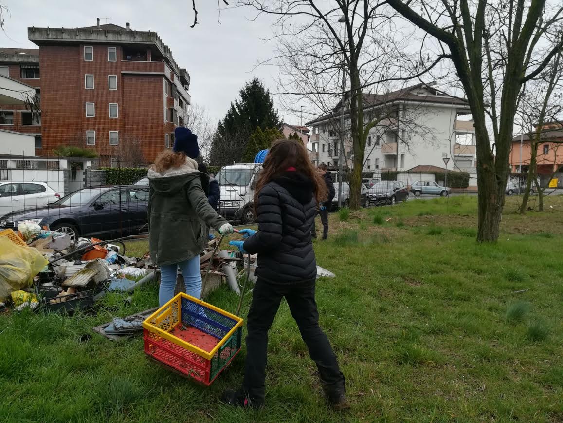 Gli scout sistemano il parco di via Cefalonia