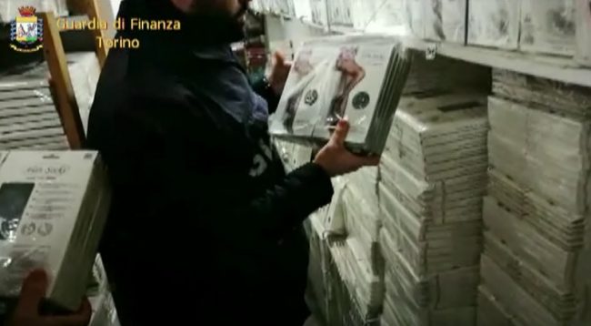 Capi intimi contraffatti: sequestrati 450.000 pezzi