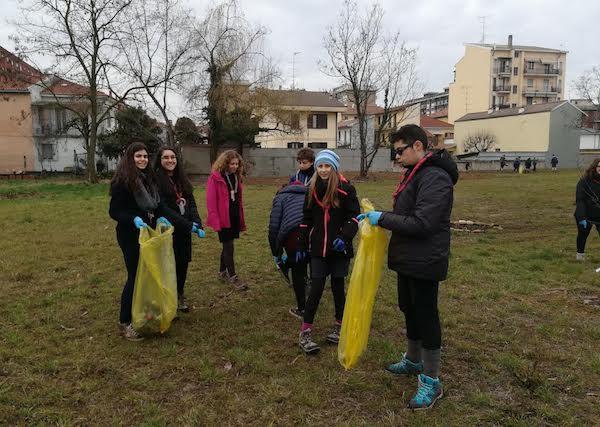 Gli scout puliscono e sistemano il parco di via Cefalonia
