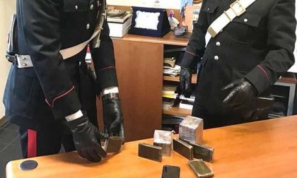 In auto con due chili di hashish suddivisi in 20 panetti: in manette un 32enne
