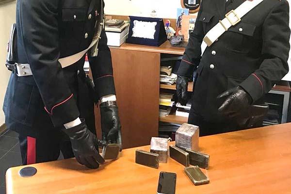 In auto con due chili di hashish suddivisi in 20 panetti: in manette un 32enne