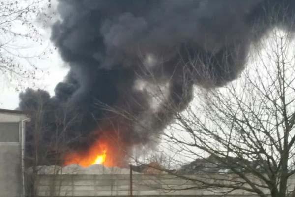 Incendio a Tornaco, ancora fiamme alla Ager