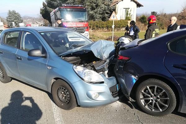Incidente tra due auto a Paruzzaro, una a Gpl