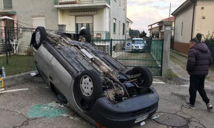Incidente tra due auto: una si ribalta sulla carreggiata