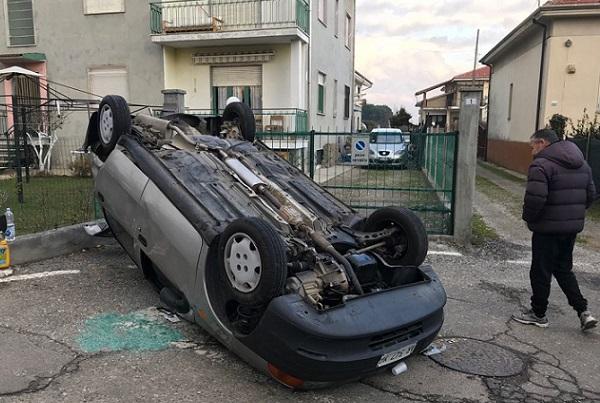 Incidente tra due auto: una si ribalta sulla carreggiata