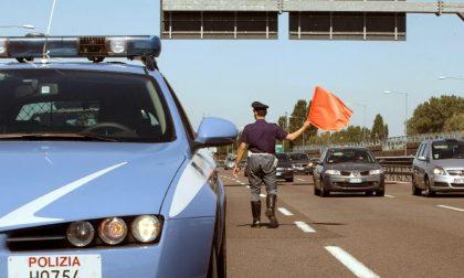 Polizia stradale Novara ferma due autobus di gite scolastiche