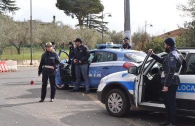 Corso Vercelli donna cade dal balcone e muore