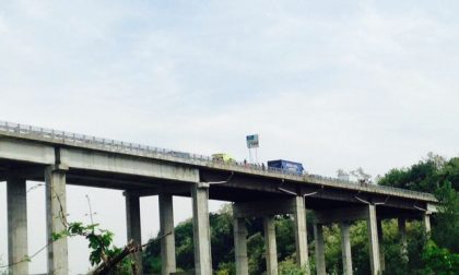 Si lancia dal ponte della tangenziale: è ancora viva