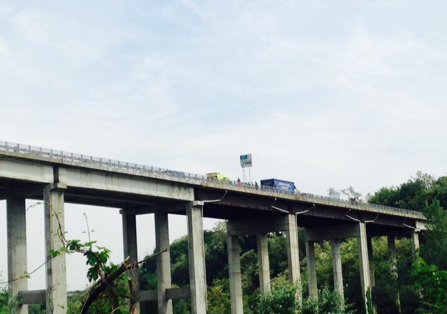 Tenta suicidio da ponte della tangenziale: salvato ragazzo