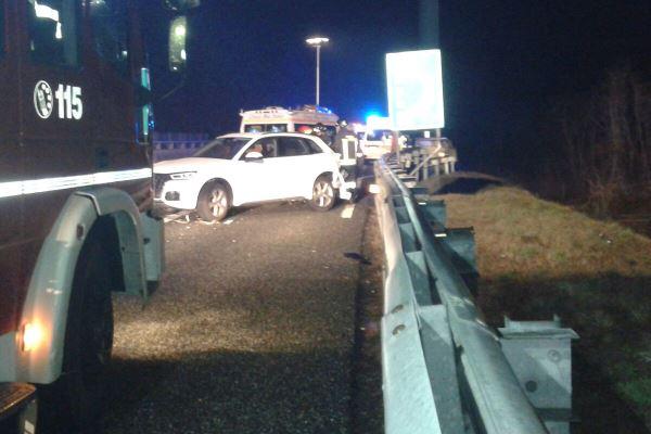 Pullman con a bordo 22 bambini si scontra con un’auto: tre feriti