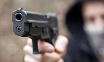 Minacce da gangster con una pistola finta, denunciato a Novara