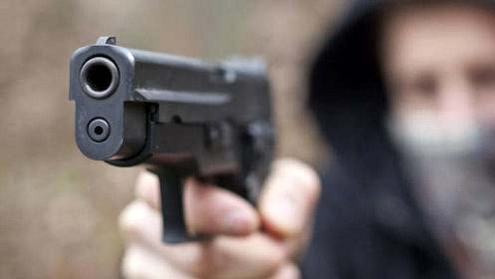 Minacce da gangster con una pistola finta, denunciato a Novara