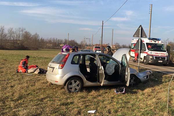 Scontro a Oleggio tra due auto