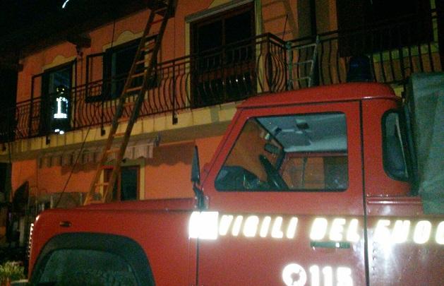 Tetto in fiamme a Maggiora