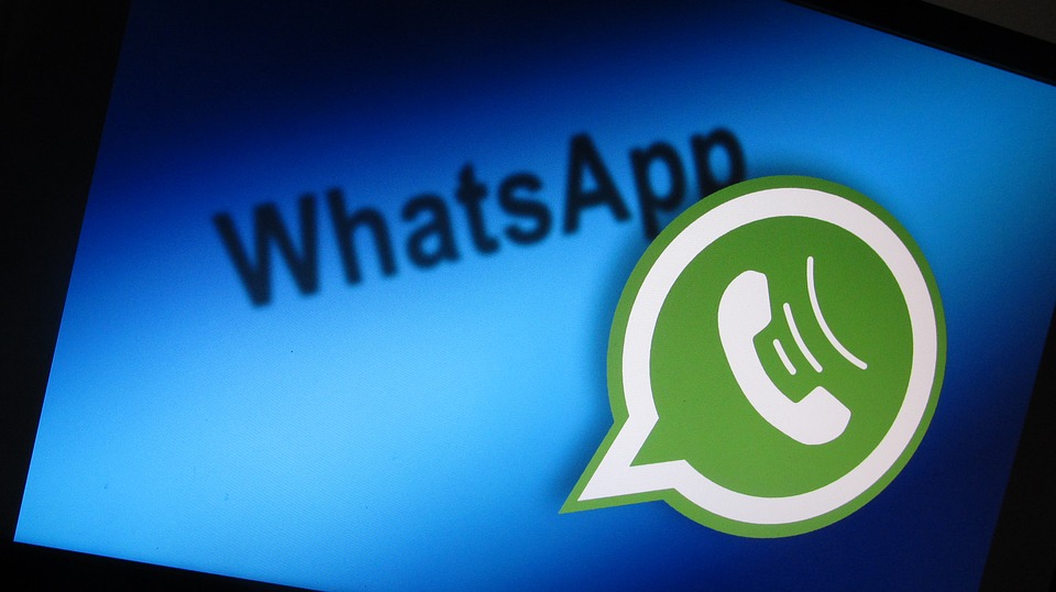 Chat WhatsApp per evitare i posti di blocco: l’ultima trovata