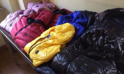 Piumini imbottiti con "lana di vetro" sequestrati
