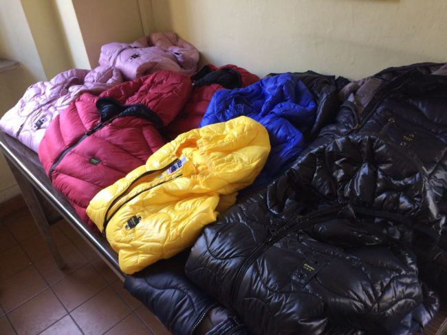 Piumini imbottiti con “lana di vetro” sequestrati