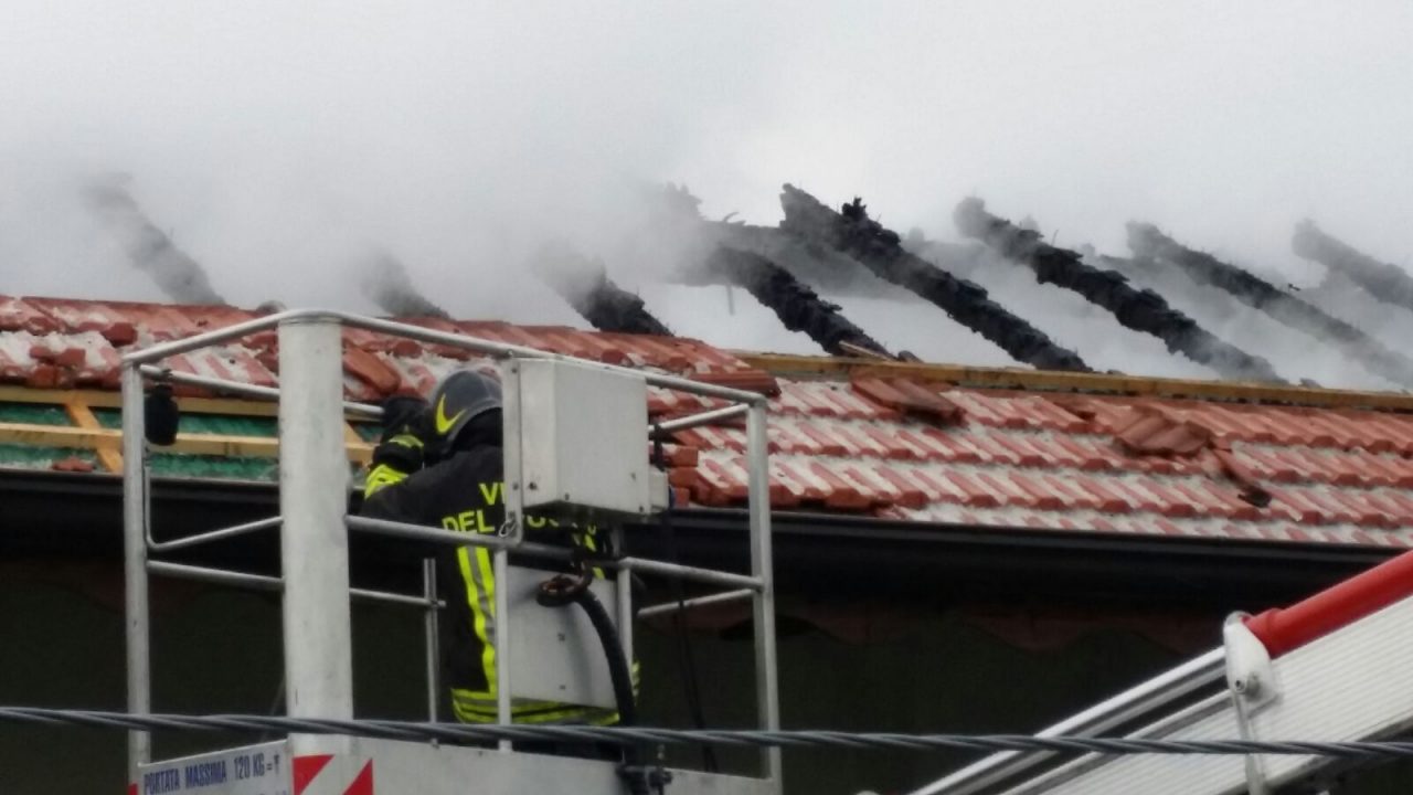 Invorio: attimi di paura per il tetto in fiamme VIDEO