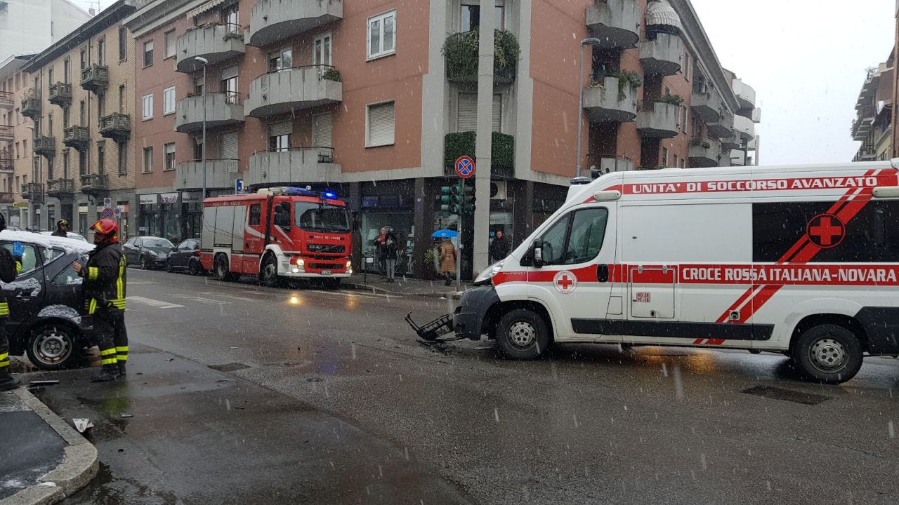 Novara scontro tra ambulanza e auto