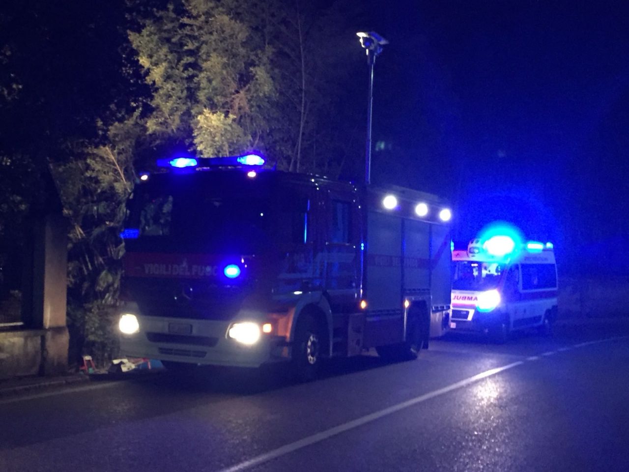 Allarme scomparso: i pompieri cercano un ragazzo nelle acque di Meina