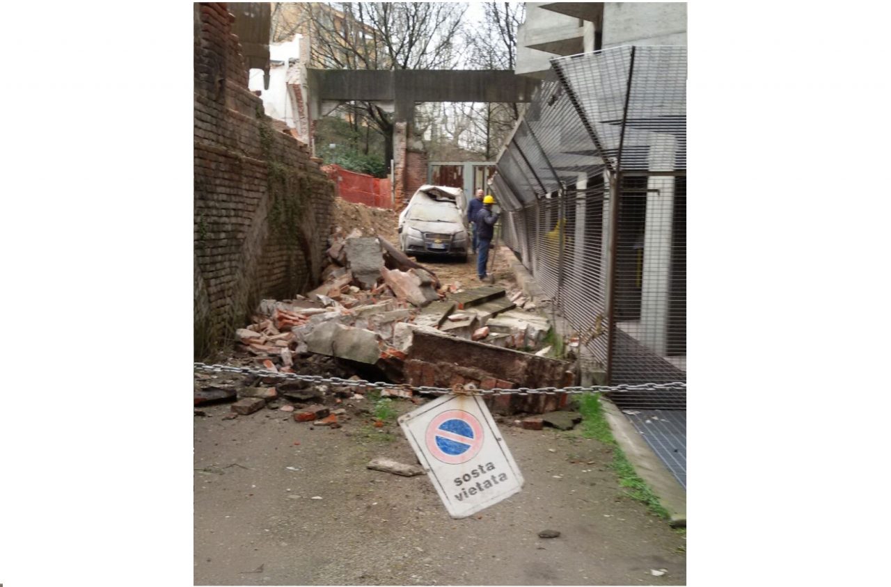 Novara crolla muro sopra a due auto