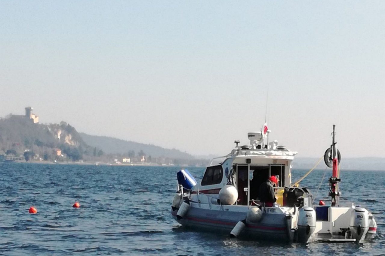 Riprese le ricerche dello scomparso nel lago a Meina